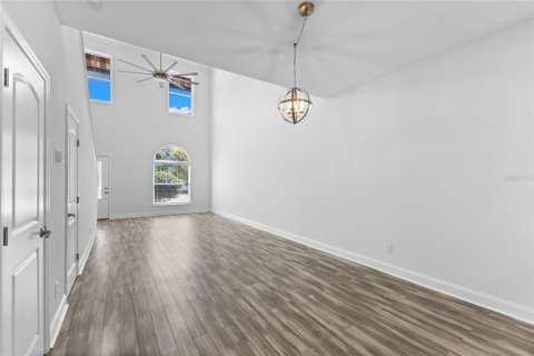 Commercial property in Tampa, Florida 12 bedrooms, 748.79 sq.m. № 2384107 - photo 7
