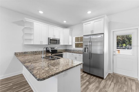 Commercial property in Tampa, Florida 12 bedrooms, 748.79 sq.m. № 2384107 - photo 14