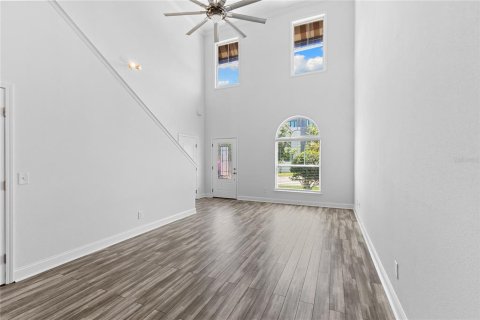 Commercial property in Tampa, Florida 12 bedrooms, 748.79 sq.m. № 2384107 - photo 11
