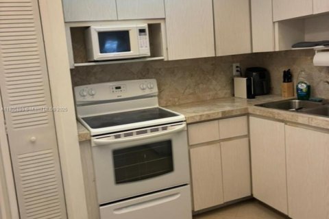 Condominio en alquiler en Miami, Florida, 1 dormitorio, 76.64 m2 № 1947301 - foto 2