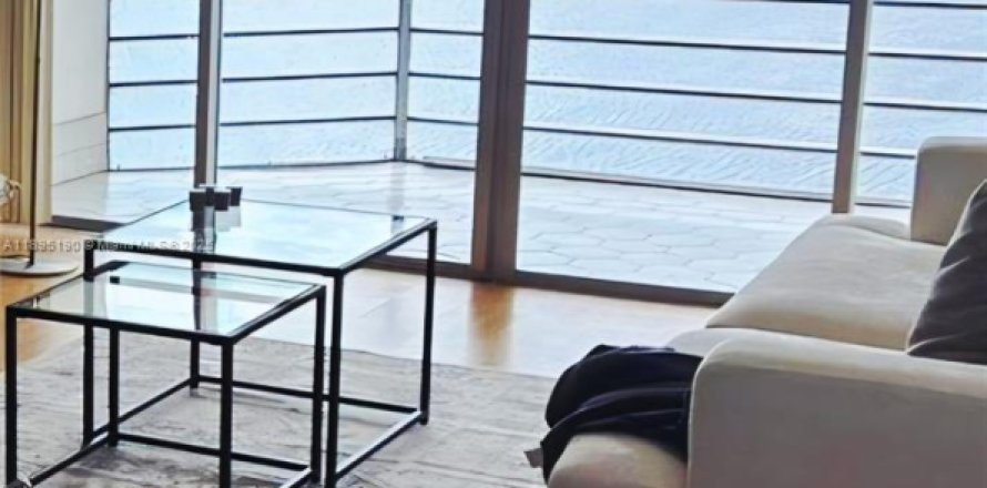 Condominio en Miami, Florida, 1 dormitorio  № 1947301