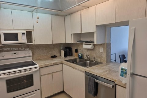 Condominio en alquiler en Miami, Florida, 1 dormitorio, 76.64 m2 № 1947301 - foto 3