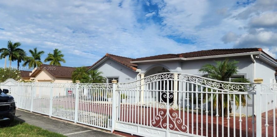 Villa ou maison à Miami, Floride 3 chambres, 235.69 m2 № 1833892