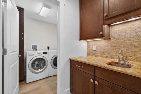 Townhouse in Winter Park, Florida 3 bedrooms, 188.59 sq.m. № 2215873 - photo 17
