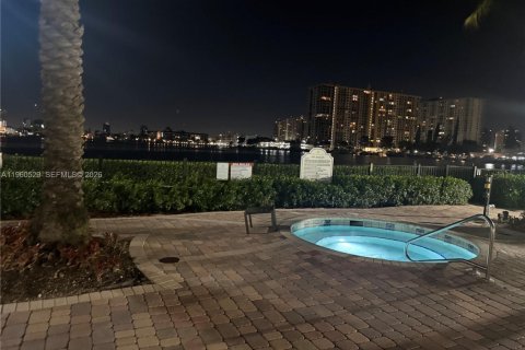 Condo in Sunny Isles Beach, Florida, 2 bedrooms  № 2042701 - photo 19