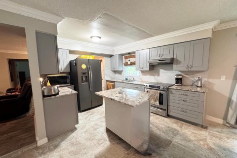 House in Port St. Lucie, Florida 3 bedrooms, 133.78 sq.m. № 2173478 - photo 2