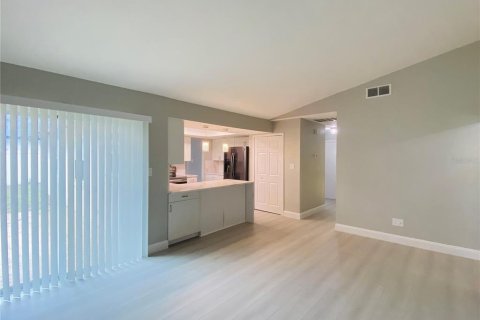 Villa ou maison à louer à Apopka, Floride: 3 chambres, 141.03 m2 № 2425622 - photo 9