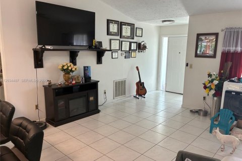 Villa ou maison à vendre à Port St. Lucie, Floride: 3 chambres, 146.97 m2 № 2190522 - photo 3