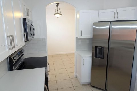 Townhouse in Doral, Florida 4 bedrooms, 164.99 sq.m. № 2088199 - photo 5