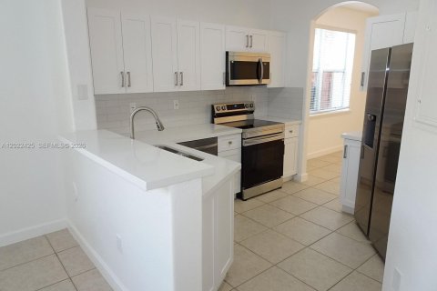 Townhouse in Doral, Florida 4 bedrooms, 164.99 sq.m. № 2088199 - photo 7