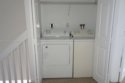 Townhouse in Doral, Florida 4 bedrooms, 164.99 sq.m. № 2088199 - photo 21