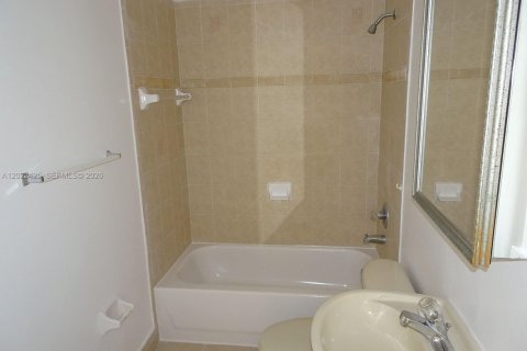 Townhouse in Doral, Florida 4 bedrooms, 164.99 sq.m. № 2088199 - photo 17