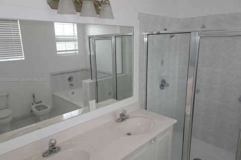 Townhouse in Doral, Florida 4 bedrooms, 164.99 sq.m. № 2088199 - photo 23