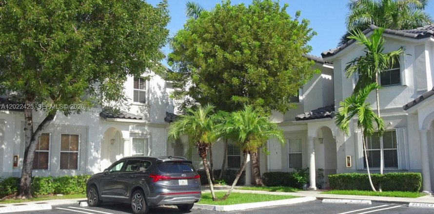 Townhouse in Doral, Florida 4 bedrooms, 164.99 sq.m. № 2088199