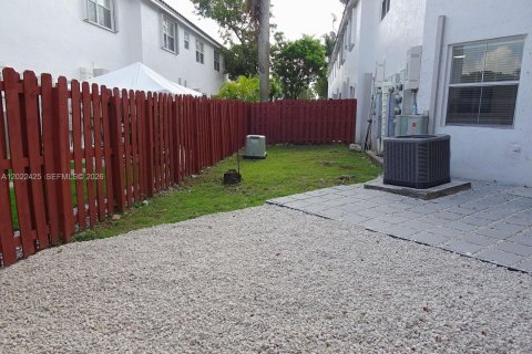 Townhouse in Doral, Florida 4 bedrooms, 164.99 sq.m. № 2088199 - photo 13