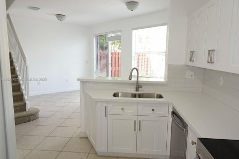 Townhouse in Doral, Florida 4 bedrooms, 164.99 sq.m. № 2088199 - photo 10
