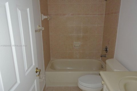 Townhouse in Doral, Florida 4 bedrooms, 164.99 sq.m. № 2088199 - photo 29