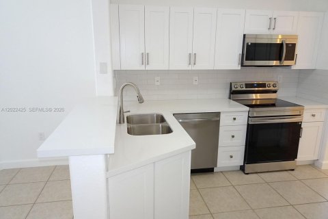 Townhouse in Doral, Florida 4 bedrooms, 164.99 sq.m. № 2088199 - photo 6