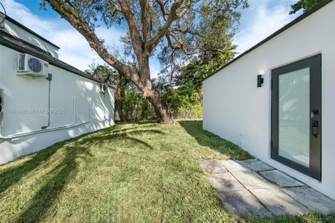 House in Miami, Florida 1 bedroom, 143.16 sq.m. № 1990165 - photo 17