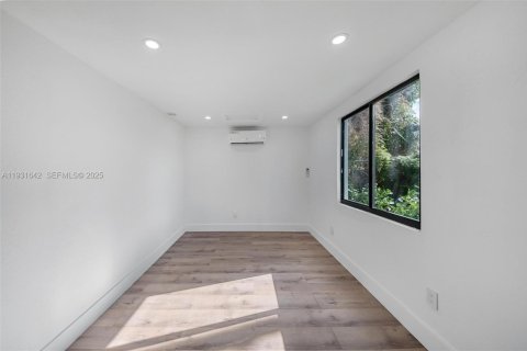 House in Miami, Florida 1 bedroom, 143.16 sq.m. № 1990165 - photo 4