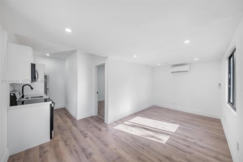 House in Miami, Florida 1 bedroom, 143.16 sq.m. № 1990165 - photo 3