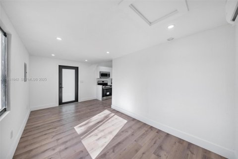 House in Miami, Florida 1 bedroom, 143.16 sq.m. № 1990165 - photo 5