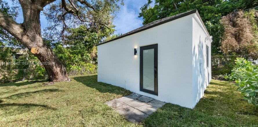 House in Miami, Florida 1 bedroom, 143.16 sq.m. № 1990165