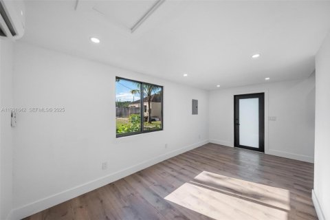 House in Miami, Florida 1 bedroom, 143.16 sq.m. № 1990165 - photo 6