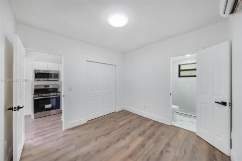 House in Miami, Florida 1 bedroom, 143.16 sq.m. № 1990165 - photo 10
