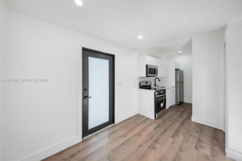 House in Miami, Florida 1 bedroom, 143.16 sq.m. № 1990165 - photo 7