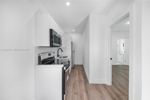 House in Miami, Florida 1 bedroom, 143.16 sq.m. № 1990165 - photo 9