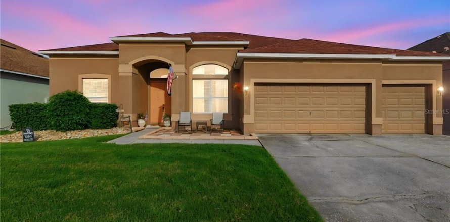 House in Orlando, Florida 4 bedrooms, 236.62 sq.m. № 2415167