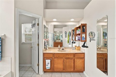 House in Orlando, Florida 4 bedrooms, 236.62 sq.m. № 2415167 - photo 21
