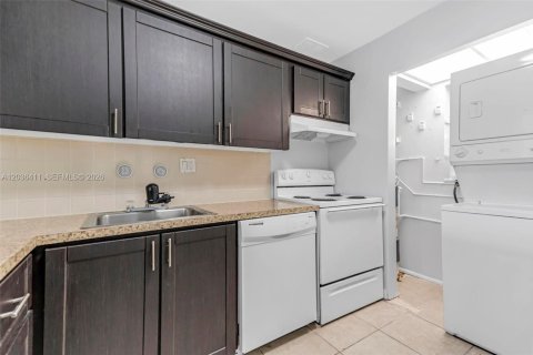 Copropriété à louer à Tamarac, Floride: 2 chambres, 88.16 m2 № 2154928 - photo 2
