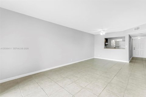 Copropriété à louer à Tamarac, Floride: 2 chambres, 88.16 m2 № 2154928 - photo 6