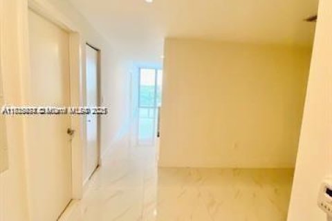 Condominio en venta en North Miami Beach, Florida, 1 dormitorio, 87.05 m2 № 2077065 - foto 2