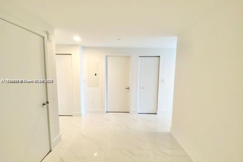 Condominio en venta en North Miami Beach, Florida, 1 dormitorio, 87.05 m2 № 2077065 - foto 4