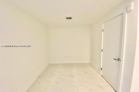 Condominio en venta en North Miami Beach, Florida, 1 dormitorio, 87.05 m2 № 2077065 - foto 3