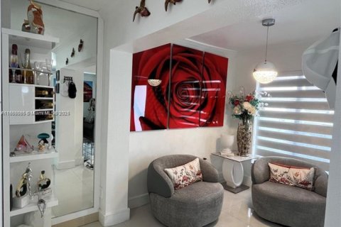 House in Miami Gardens, Florida 3 bedrooms, 120.96 sq.m. № 1878564 - photo 6