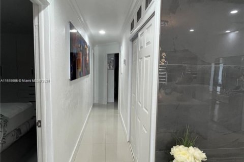 House in Miami Gardens, Florida 3 bedrooms, 120.96 sq.m. № 1878564 - photo 18