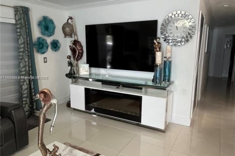 House in Miami Gardens, Florida 3 bedrooms, 120.96 sq.m. № 1878564 - photo 10