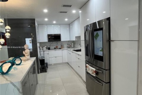 House in Miami Gardens, Florida 3 bedrooms, 120.96 sq.m. № 1878564 - photo 4