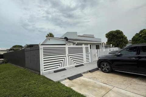 House in Miami Gardens, Florida 3 bedrooms, 120.96 sq.m. № 1878564 - photo 1
