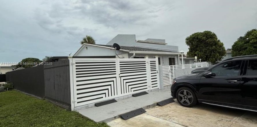 House in Miami Gardens, Florida 3 bedrooms, 120.96 sq.m. № 1878564