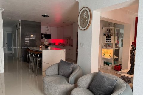 House in Miami Gardens, Florida 3 bedrooms, 120.96 sq.m. № 1878564 - photo 29
