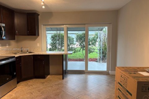 Купить виллу или дом в Тамарак, Флорида 4 комнаты, 80.27м2, № 2006497 - фото 5