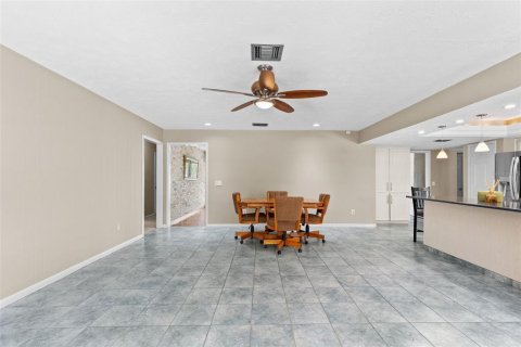 House in Valrico, Florida 4 bedrooms, 197.14 sq.m. № 2209209 - photo 12