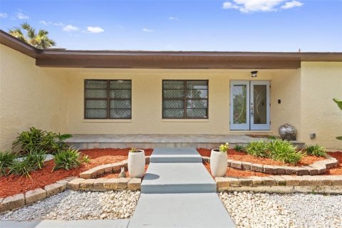 House in Valrico, Florida 4 bedrooms, 197.14 sq.m. № 2209209 - photo 4