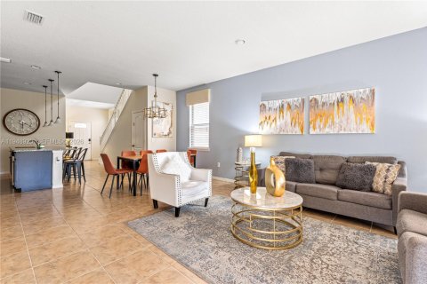 House in Kissimmee, Florida 7 bedrooms, 307.88 sq.m. № 2008446 - photo 4