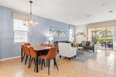 House in Kissimmee, Florida 7 bedrooms, 307.88 sq.m. № 2008446 - photo 5